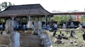 Asta Bindara Ibrahim alias Kiai Saba yang berada di kawasan asta utama Batuampar Kecamatan Guluk guluk Sumenep. Mamira.ID