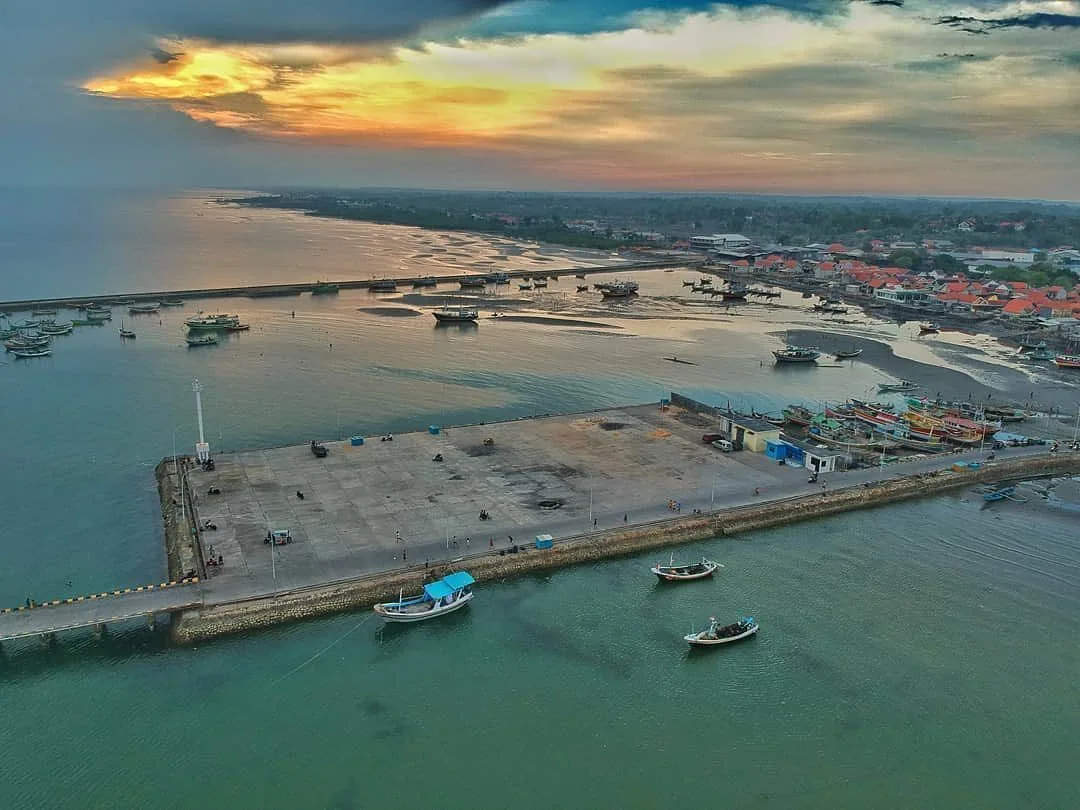 Dermaga Pantai Pesisir Beranta, Tongkrongan Hits Baru di Pamekasan