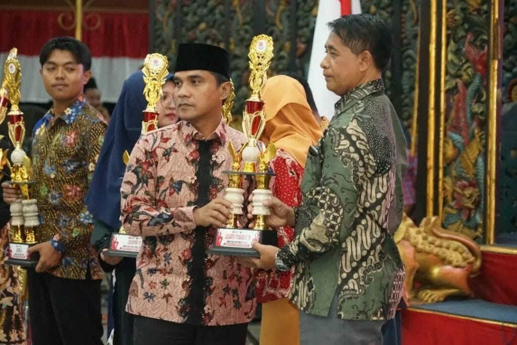 Semarak HUT ke-80 RI di Madura: Empat Kabupaten Gelar Upacara Hingga Resepsi Kenegaraan 9 Bupati Bangkalan, Lukman Hakim