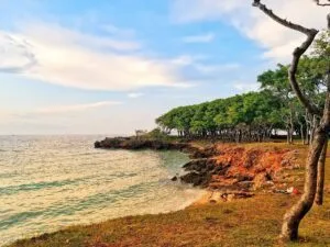 Pantai Kahuripan Giligenting
