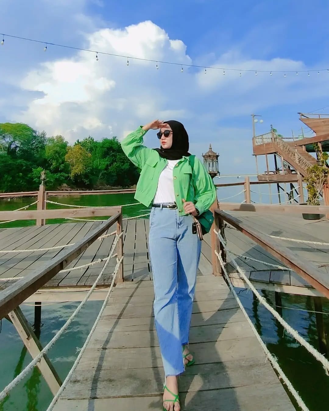 Pantai Rindu Bangkalan, Kafe Outdoor dengan Pemandangan Jembatan Suramadu