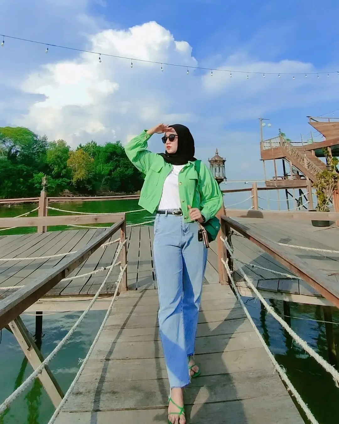 Pantai Rindu Bangkalan, Kafe Outdoor dengan Pemandangan Jembatan Suramadu