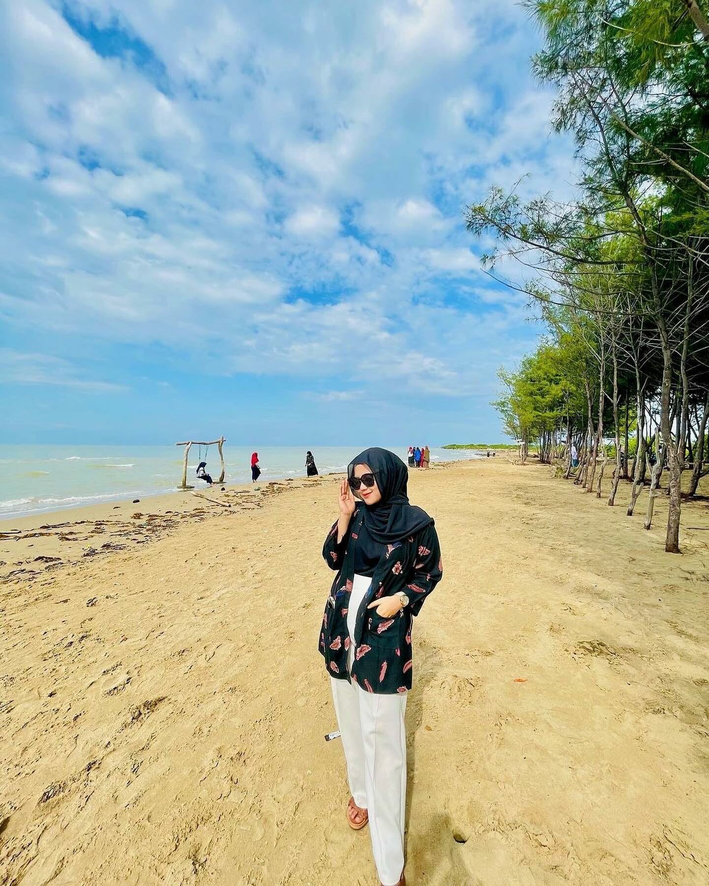 Pantai The Legend Pamekasan, Surga Pasir Putih dan Cemara Udang di Madura
