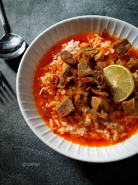 Soto Merah Khas Bangkalan: Kuah Merah, Kacang Goreng, Sensasi Gurih-Pedas yang Bikin Nagih