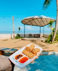 Menikmati indahnya pantai dengan snack Tahu Walik dari Deefyu
