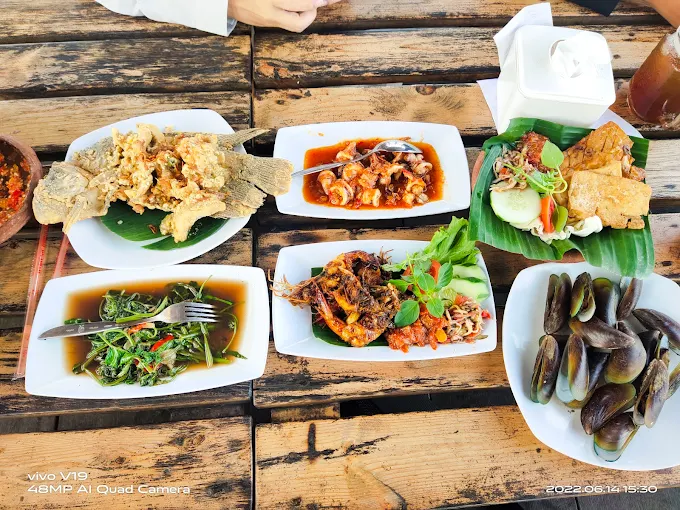 Piring bebek kremes, terong balado, dan jamur crispy sambal mangga di meja saung foto Adi Widodo