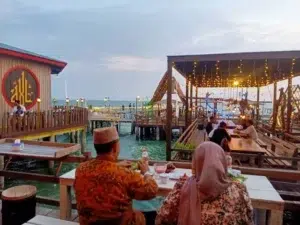 Saung tepi laut di Asela Resto Cafe Sampang saat golden hour foto Muslim mubarog