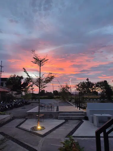 Rassa Coffee Sumenep: View Sawah & Senja, Vibes Ala Ninja