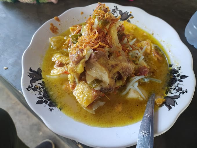 Rujak Soto Bu Mamah (Buk Mamah) Omben: Gurih-Petis yang Bikin Kangen 7 Soto daging Bu Mamah Omben