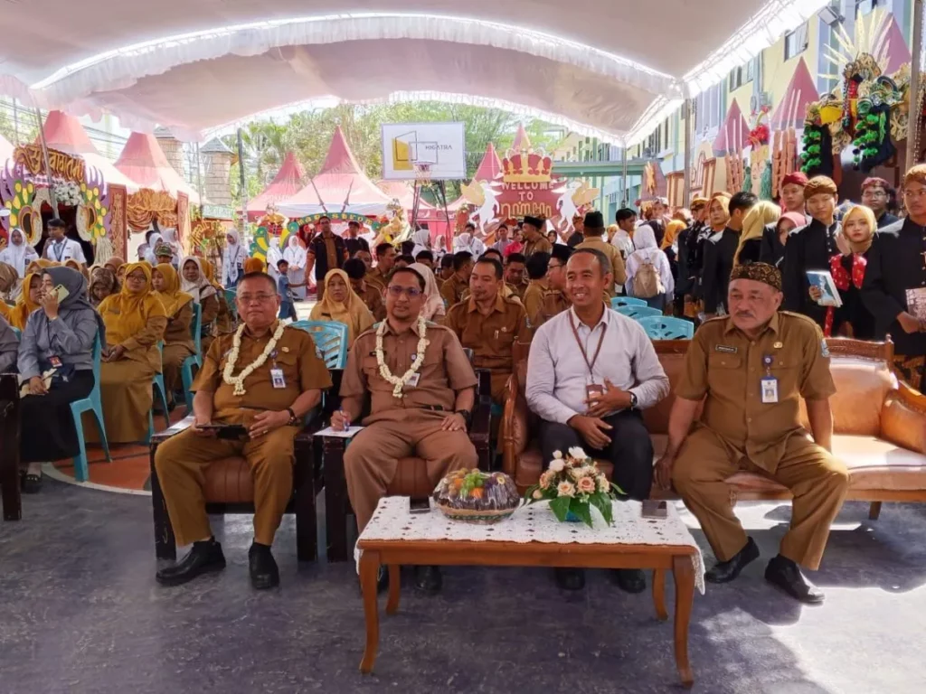 Pekan Literasi 2025 SMAN 1 Sumenep: Bupati Apresiasi Inovasi Sekolah Religius & Berwibawa 12 SMAN 1 Sumenep Hidupkan Semangat Literasi Lewat Pekan Literasi 2025