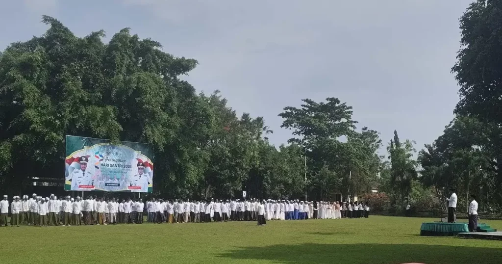 Bupati Bangkalan Lukman Hakim pimpin upacara Hari Santri Nasional 2025