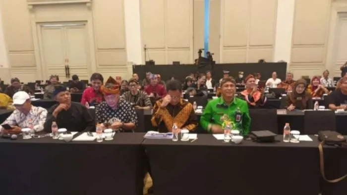Kepala Disbudporapar Kabupaten Sumenep, Moh. Iksan bersama Kepala Bidang Kebudayaan, 