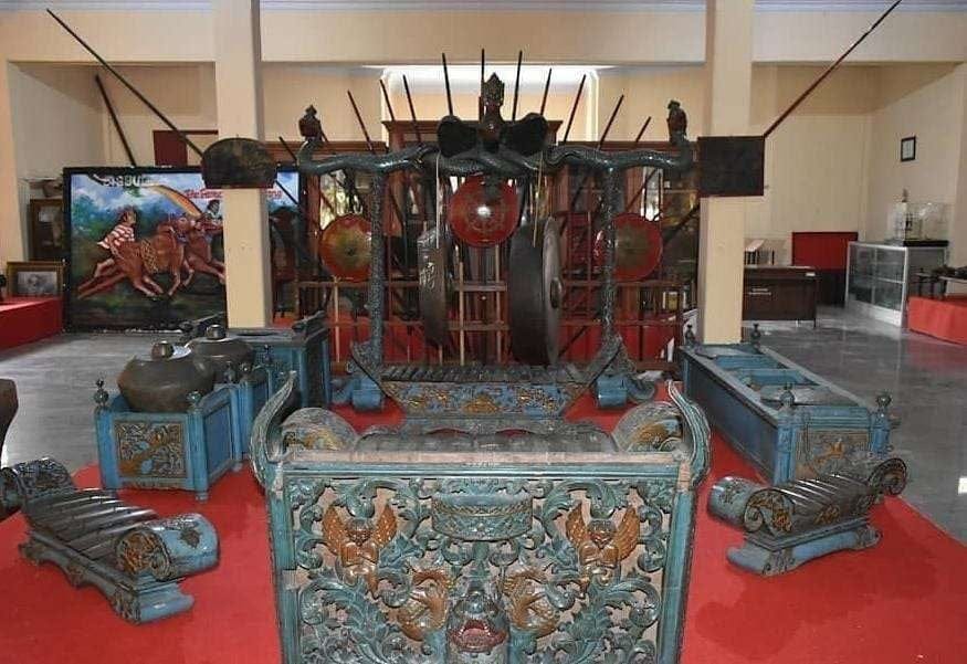 Dua Artefak Kuno Hilang dari Museum Cakraningrat Bangkalan, Penyelidikan Polisi Berlanjut 15 artefak peninggalan Dinasti Cakraningrat berupa gamelan dan lonceng kuno hilang dari Museum Cakraningrat Bangkalan. Disbudpar dan Polres Bangkalan masih lakukan penyelidikan.