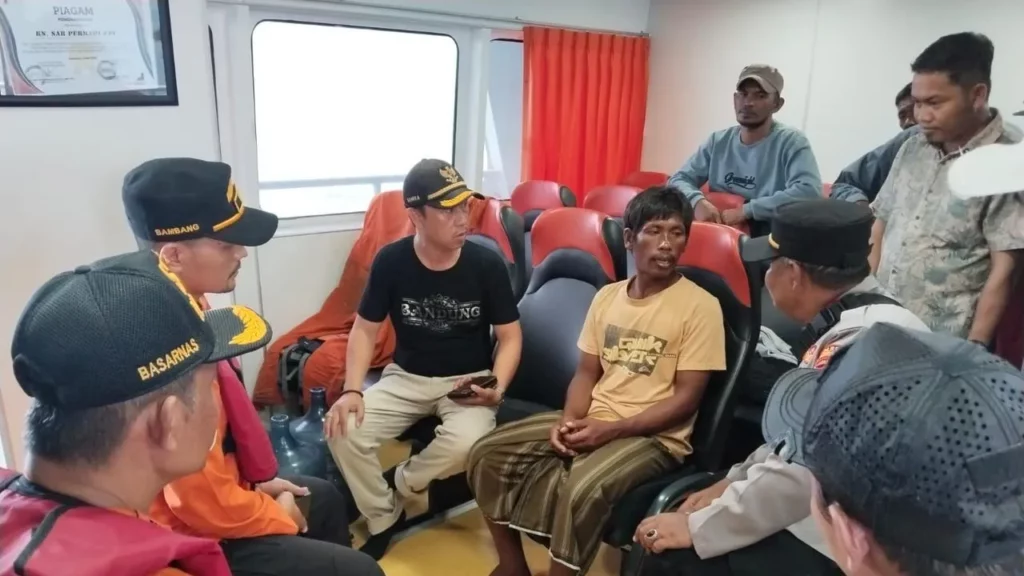 Nelayan Sumenep Selamat dari Serangan Hiu Setelah 5 Hari Terombang-Ambing 10 Tim SAR mengevakuasi nelayan Sumenep yang selamat dari serangan hiu