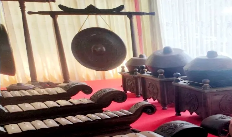 Dua Artefak Kuno Hilang dari Museum Cakraningrat Bangkalan, Penyelidikan Polisi Berlanjut 11 artefak peninggalan Dinasti Cakraningrat berupa gamelan dan lonceng kuno hilang dari Museum Cakraningrat Bangkalan. Disbudpar dan Polres Bangkalan masih lakukan penyelidikan.