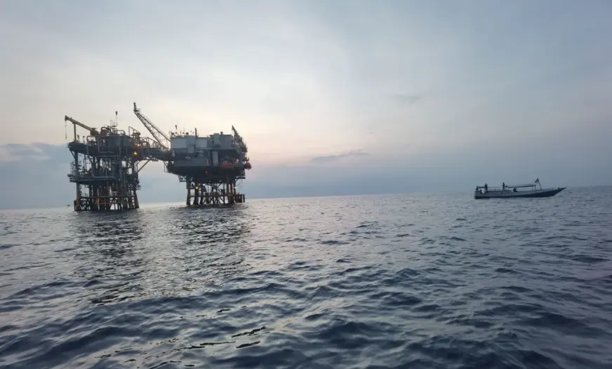 Foto Oil Rig di lepas Pantai Madura
