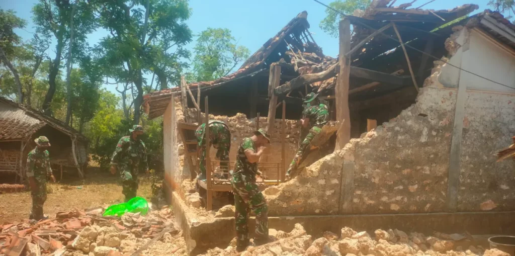 Gempa 6,5 Magnitudo Pulau Sapudi: Pemulihan Berjalan Cepat dengan Bantuan Baznas dan TNI 12 Prajurit TNI Koramil Sapudi Terus Bantu Warga Pulihkan Dampak Gempa