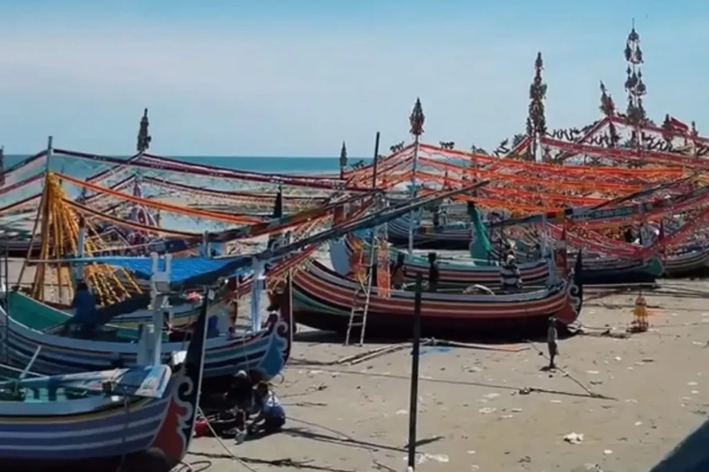 Petik Laut Desa Dharma Tanjung Sampang 2025 – Semalam di Pesisir Penuh Makna dan Kebersamaan 14 Prosesi larung sesaji ke laut sebagai puncak ritual Petik Laut di Sampang