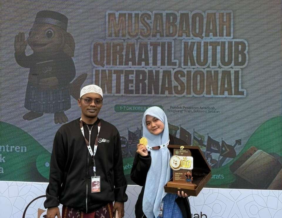 Santri Sampang Juara 1 MQK Nasional & Internasional: Prestasi Gemilang Iis Pradila dalam Menguasai Kitab Kuning 10 Santri asal Kabupaten Sampang, Iis Pradila, berhasil meraih Juara 1 Marhalah Ula Majelis Fiqih Kategori Putri pada ajang Musabaqah Qiraatil Kutub (MQK) Nasional
