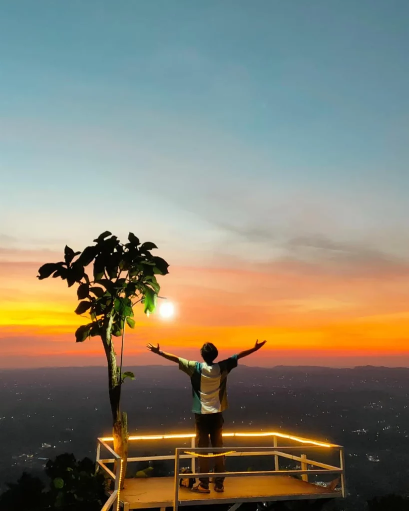 Suasana Puncak Ratu Pamekasan