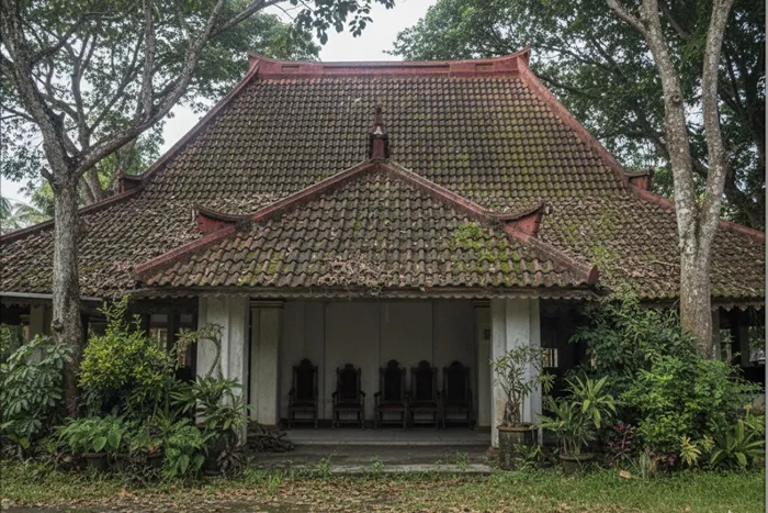 Keraton Sumenep: Sejarah, Arsitektur, dan Filosofi di Balik Istana Raja Madura 11 Keraton Sumenep, jaman dulu sebelum dirawat