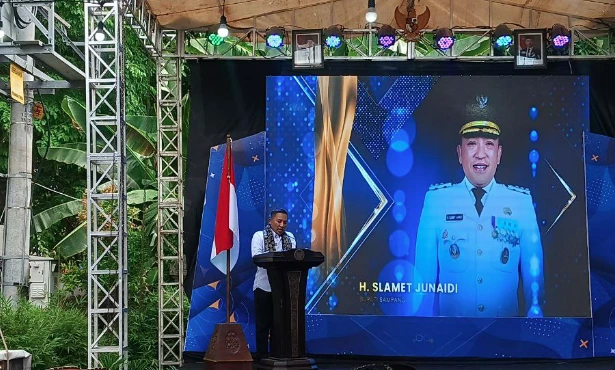 Bupati Sampang, H. Slamet Junaidi atau Aba Idi berpidato di pembukaan Festival Literasi Sampang 2025