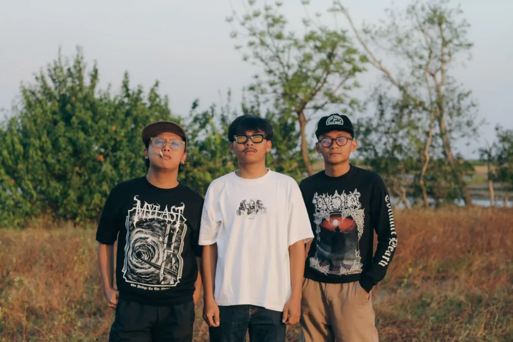 The Komat: Suara Gen Z Madura yang Mengguncang Punggung Beton Kehidupan 16 personel the komat band